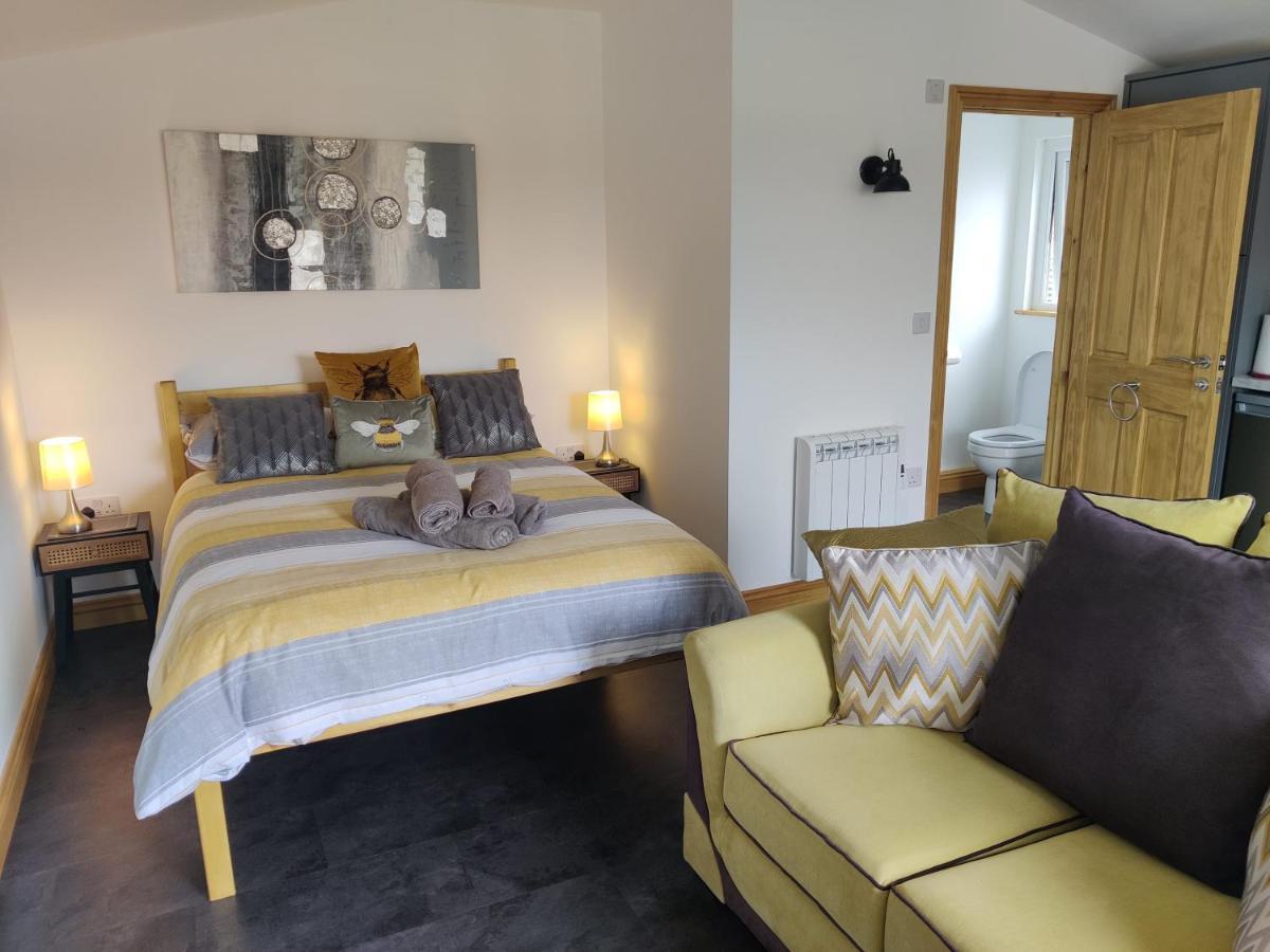 Bumble Bee Cabin Bootle  Bagian luar foto