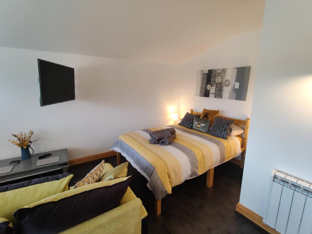 Bumble Bee Cabin Bootle  Bagian luar foto