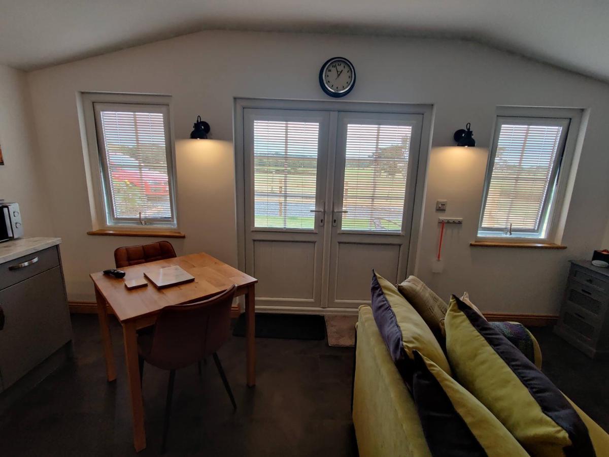 Bumble Bee Cabin Bootle  Bagian luar foto